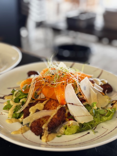 Salade gourmande au chèvre pané et copeaux de parmesan