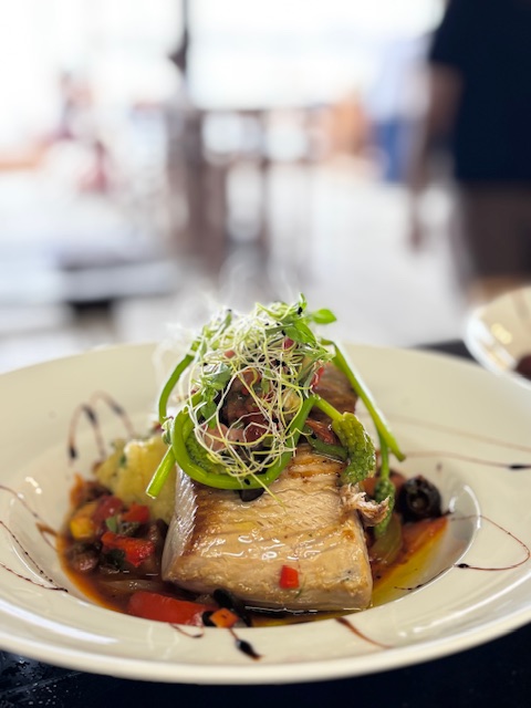 Poisson poêlé, ratatouille et pousses fraîches