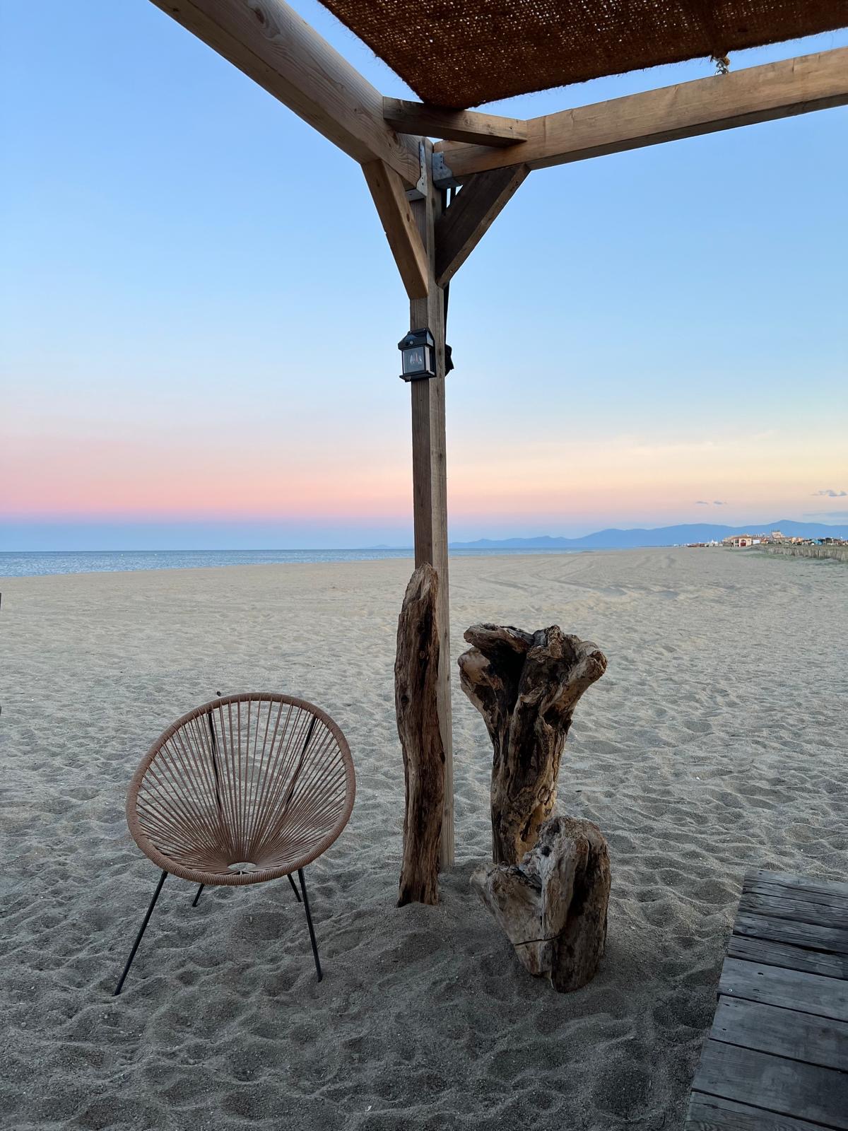Vue sur la mer depuis la pergola, fauteuil Acapulco et bois flotté