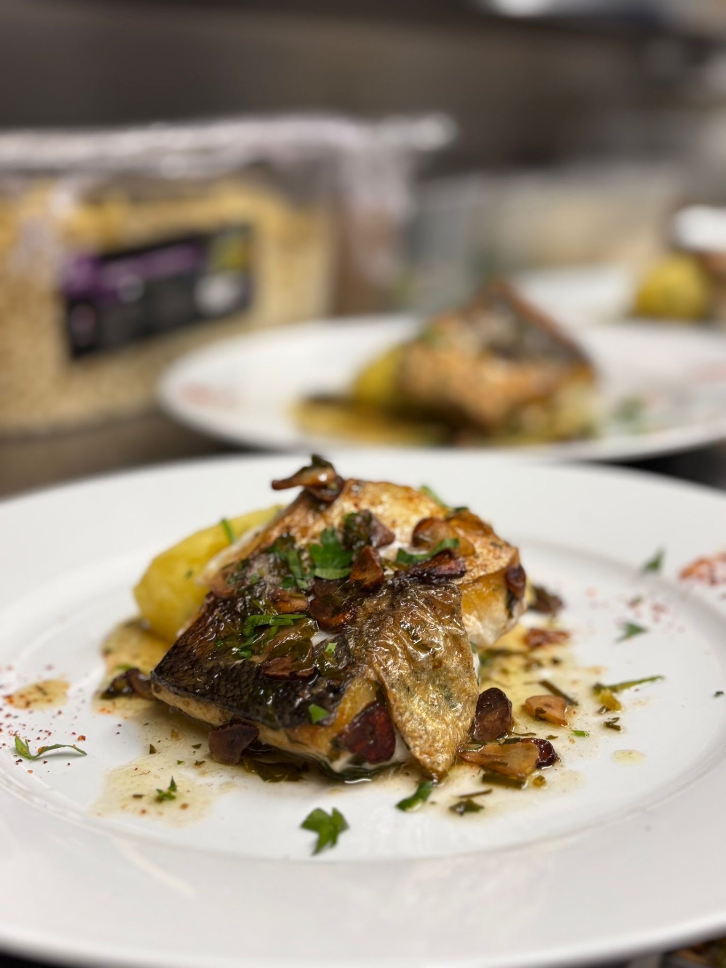 Poisson grillé, écrasé de pommes de terre et jus aux champignons — signature de La Casita