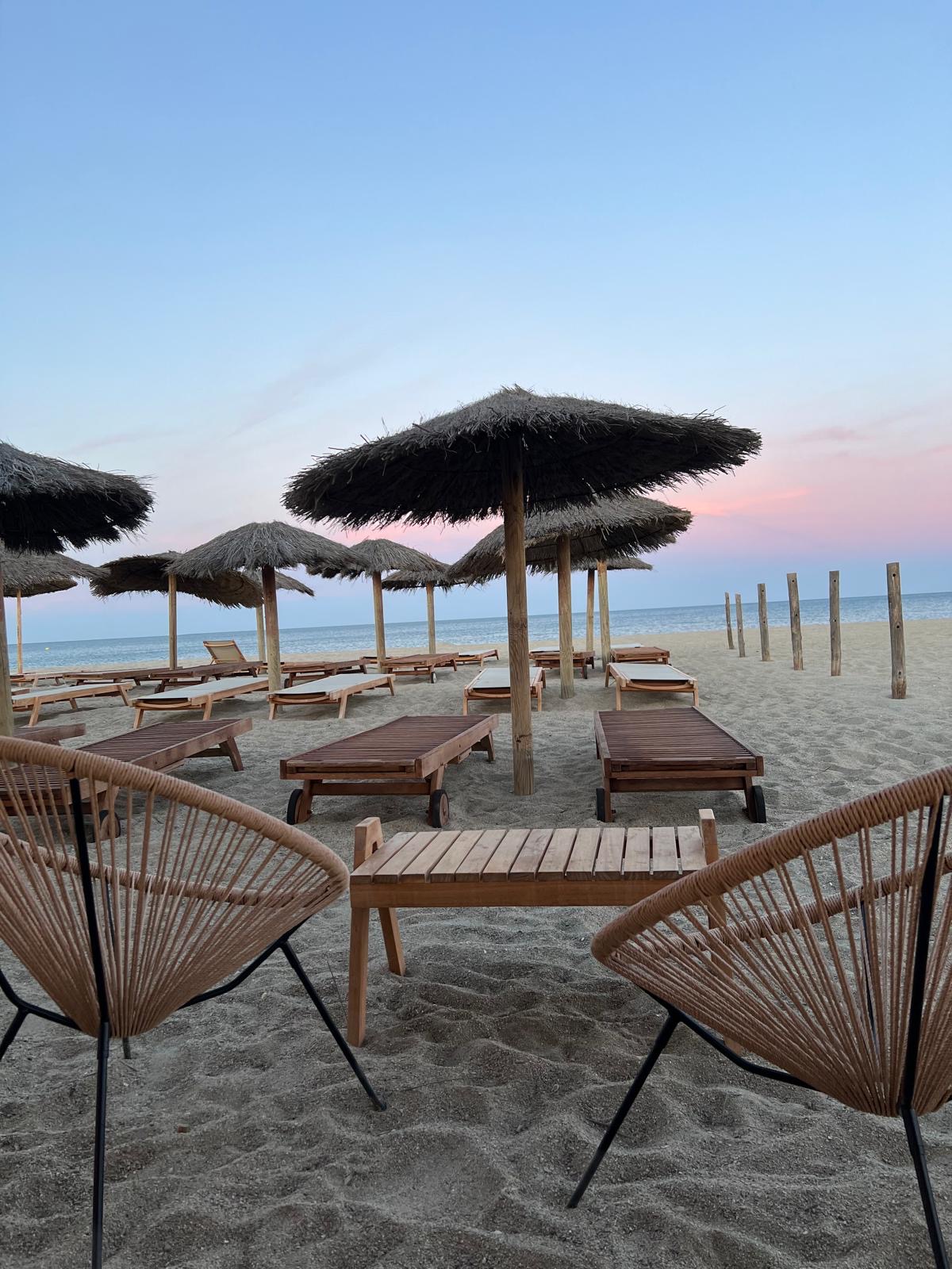 Fauteuils Acapulco face aux parasols, coucher de soleil rosé