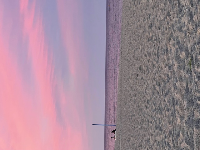 Coucher de soleil rose poudré sur la plage de Port Leucate